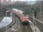 Hier 143 556-9 mit einem RE7 von Dessau Hbf. nach Wnsdorf-Waldstadt, bei der Einfahrt am 28.12.2008 in Bad Belzig.