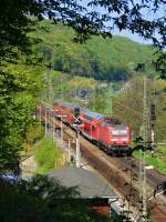 Frhling im Elbtal: 143 865-4 schiebt am 19.4.2009 einen Zug der S-1 aus Obervogelgesang Richtung Pirna. 