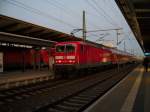 143 852 steht mit S-Bahnzug im Rostocker Hbf und wird gleich auf das Abstellgleis fahren um dort zu nchtigen  20.04.09