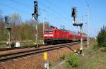 Hier habe ich eine neue Fotostelle ausprobiert - wie findet ihr sie? 
143 226 zieht am 19.04.09 eine RB nach Halle(S) durch Burgkemnitz.