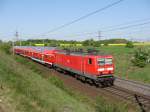 143 115-4 mit einer Regionalbahn von Braunschweig nach Burg kurz vor Magdeburg bei bestem Fotowetter am 02.05.2009