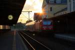 Im Abendlicht des 01.05.09 wartet 143 038 mit RB 17332 aus Dresden in Freiberg zur Weiterfahrt nach Zwickau.