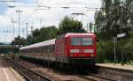 RE 22031 (Stuttgart Hbf-Tbingen Hbf) mit Schublok 143 827-4 bei der Abfahrt Wendlingen(Neckar) 25.7.09