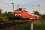 143 935 zieht RE 3714, Reichenbach - Leipzig Hbf, hier bei Kotteritz, kurz vor dem Halt in Altenburg, 01.08.09