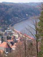 Blick ins Elbtal bei Knigstein auf zwei sich kreuzende Doppelstock-Wendezge der S1 mit BR143 - 11.04.2005  