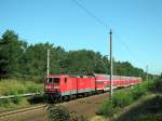 143 566-8 mit einer RB 14 nach Senftenberg am 07.08 mit einem leichten mediteranen Touch in Bestensee.