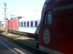 Steuerwagen des Doppelstockzuges im Schatten - BR 143 in der Sonne.