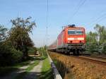 Aus Cottbus kommend fhrt 143 821-7 mit dem RE nach Dresden Hbf durch Dresden-Stetzsch. (18.9.2009)