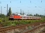 Einen Fuballsonderzug nach Dresden zieht 143 911-6 am 26.9.2009 durch Leipzig-Schnefeld.