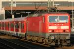 Die 143 611-2 durchfhrt Dsseldorf HBF mit einem Leerzug ebenfalls nach  Nicht Einsteigen , aufgenommen am 10.10.2009