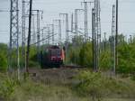 143 569-2 mit einem Regionalzug am 13.4.05 auf der Strecke zwischen Wuhlheide und Biesdorf.