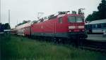 143 162 im  Juli 2001 mit einer Regionalbahn nach Bergen/Rgen in Binz.