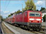 Die 143 168-3 schiebt am 18.10.09 den RE nach Koblenz in den Bahnhof von Saarburg.