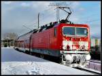 RB33313 (nach Sassnitz) geschoben von 143 860-5 auf dem Bhf Stralsund Rgendamm.