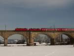 Ja die wollten an diesen Tag alle nicht erkannt werden, aber eins ist sicher: 143er Vorspann vor einer 111er die einen RE nach Nrnberg ziehen sollte. (Donaubrcke, 17.02.2010)