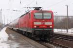 Ein RegionalExpress von Leipzig nach Zwickau rauscht durch den Bahnhof von Lehndorf (Altenburg). Gezogen wurde er von 143 285-5. Fotografiert am 18.02.2010.