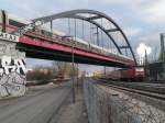 Regionalzug mit 143 947-0 nach Nauen - oben fhrt gerade ein ICE aus dem Betriebswerk Rummelsburg in Richtung Gesundbrunnen. 7.3.2010