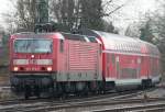 Die 143 073-5 zieht ihre RB27 in Rheydt aus Koblenz durch die Kurve nach Mgladbach am 12.03.2010