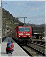 Der Fotograf und sein Sujet. Die 143 104-8 wird am 19.03.10 gekonnt bei der Einfahrt in den Bahnhof St. Goarshausen festgehalten. (Jeanny)