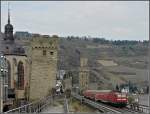 Vor der malerischen Kulisse in Oberwesel schaut sogar ein DB Regio gut aus, wenn er an der mittelalterlichen Festungsmauer, den Wehrtrmen und der Wernerkapelle vorbeifhrt.