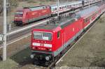 143566-8 mit Regionalbahn RB 13 aus Berlin, im Bahnhof Elstal,berholung durch 101 036-2 mit IC nach Amsterdam am 08. April 2010