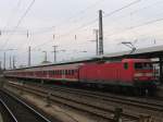 143 325-9 mit RE 26025 Nrnberg Hauptbahnhof-Mnchen Hauptbahnhof auf Nrnberg Hauptbahnhof am 14-8-2005.