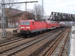 143 868 durchfuhr am 03.April 2010 mit RE 7 nach Wnsdorf Waldstadt die Baustelle Berlin Ostkreuz.