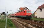 143 574-2 mit Regionalzug in Coschen, 01.05.10