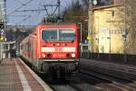 Am Gleis 2 bitte einsteigen,vorsicht an den Tren.RB nach Eisenach gezoegn von 143 153-5 beim Abfertigen in Bischleben.Erfurt,Mrz 2010