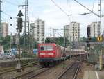 Ausnahmsweise von Gleis 1 fuhr am 27.5.2010 ein aus n-Wagen gebildeter und von 143 924-9 geschobener RE nach Tbingen ab. Aufgenommen im Stuttgarter Hbf.