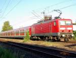 Nachschu auf die schiebende 143 913-2 bei der Ausfahrt aus dem Bahnhof Korschenbroich am Abend des 4.6.2010.