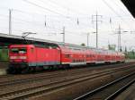 143 072-7 wartet im Bahnhof Schnefeld auf die Abfahrt Richtung Nauen. Die Anzeigetafel ist auf der anderen Seite - denn die Lok steht flschlicherweise mit Fhrerstand 2 an der Lok.