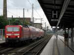 143 948-8 kommt mit einem RE am 09.08. in Magdeburg Hbf. an und wird von einem weiteren unbekannten Fotokollegen dabei abgelichtet.