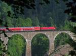 Eine 143 bremst ihre RB 31580 (Seebrugg-Freiburg (Breisgau) Hbf) ber die Ravennabrcke die Hllentalbahn hinab. (4.September 2010)