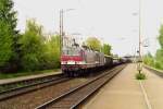 143 924-9 und eine weitere 143 durchfahren am 01.05.1999 mit einem Gterzug in Richtung Nrnberg den Bahnhof Vach.gescantes Foto