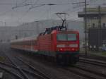 143 819-1 steht mit einer n-Wagen Garnitur im Regen bereit fr neue Einstze.Aufgenommen vom Bahnsteig Gl.8.