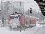 Eine 143er bei Neuschnee schiebt die S-Bahn nach Tharandt bei Ausfahrt aus Dresden Hbf; 15.12.2010  