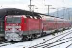 Die verschneite 143 835-7 steht mit dem RE1 nach Saarbrcken in Koblenz HBF am 18.10.2010