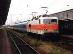 Heute drei Lackierungen der BR 143. 143 853-0 mit S-Bahn S3 96595 Oberhausen-Hattingen Mitte auf Oberhausen Hauptbahnhof am 14-8-1999. Bild und scan: Date Jan de Vries.

