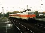 143 593-2 mit S 98211 Essen-Dortmund auf Wanne-Eickel Hauptbahnhof am 28-10-2000.