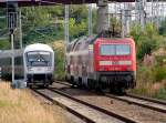 143 827-4 fhrt als RB33327 nach Sassnitz. Daneben ist der Steuerwagen des IC's 2471 aus Binz zu sehen. (Stralsund am 28.08.05)