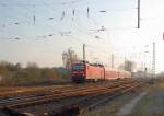 Freitagnachmittag den 4.Mrz 2011 verlsst 143 901-7 den Bahnhof Grevenbroich. Sie zieht hier einen Zug der Linie RB 27 in Richtung Mnchengladbach, gleich biegt sie in die Noithausenerkurve ab, wenn sie den Bahnbergang Blumenstrae berquert hat.