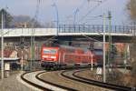 143 220-2 verlsst am 27.3.2010 mit einer Regionalbahn den Bahnhof Gschwitz und passiert dabei die Einfahrsignale U und X, welche bald neuen Ks-Signalen weichen mssen.