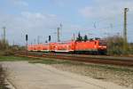 143 058-6 hat bereits die Werbeaufkleber fr die Fuball-WM der Frauen erhalten. Am 9.4.2011 rollt sie mit dem RE50 aus Leipzig in den Bahnhof Coswig ein.