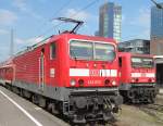 143 972 und 143 350-7 warten am 19.04.2011 im Hbf Freiburg.