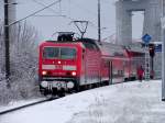 Wieder ein Tag an dem es einfach nicht heller werden will.   143 860-5 vor der RB33312 aus Sassnitz.  Abfahrtsignal -- Serviceblick und ab geht es zum Hauptbahnhof Stralsund.  (Stralsund - Rgendamm am 29.11.05) 