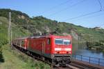 Die 143 958 zieht am 20.8.11 eine ReginalBahn ber das Hangviadukt in Pnderich.