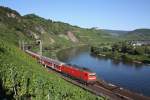 Die 143 637 zieht am 20.8.11 die RB81 nach Trier Hbf ber das Hangviadukt in Pnderich.