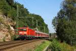 143 352-3 rollt mit einer RB Richtung Saalfeld und wird gleich den Haltepunkt Kahla erreichen. (24.9.2011)