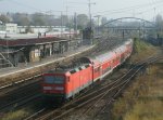 Blick von der Brcke Warschauer Strae in Berlin,am 29.Oktober 2011,in stlicher Richtung,als 143 173 vorbei fuhr.